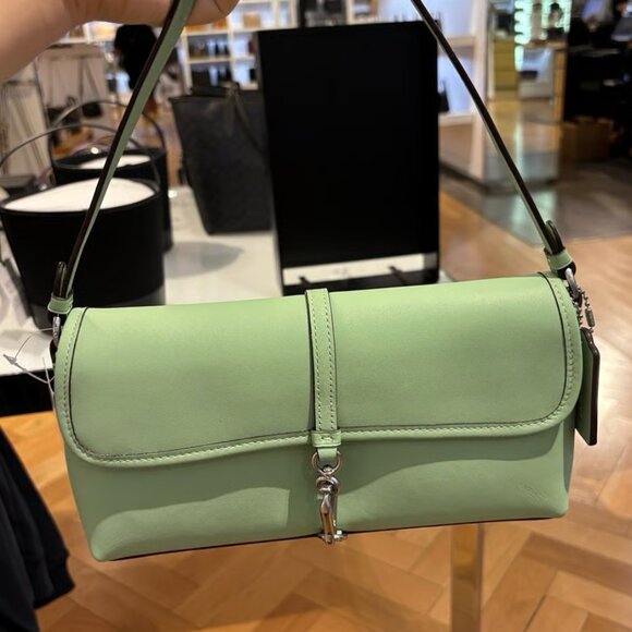 👗🌟 Coach Hamptons Bag in Pale Pistachio ☘️
